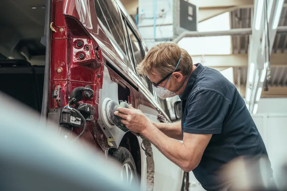 Vakman aan het werk in de werkplaats van BlutsQi